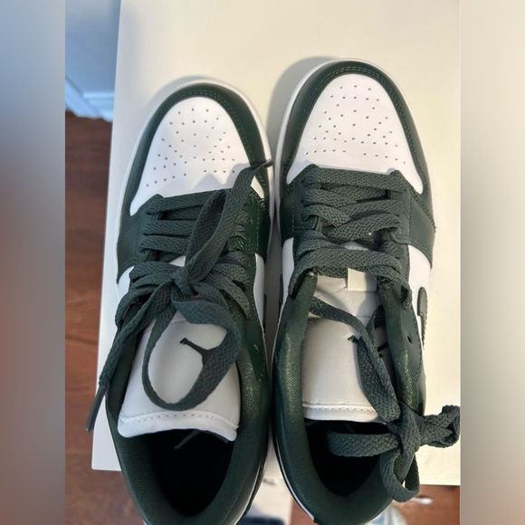 Nike Air Jordan 1 Low - Picture 2 of 4